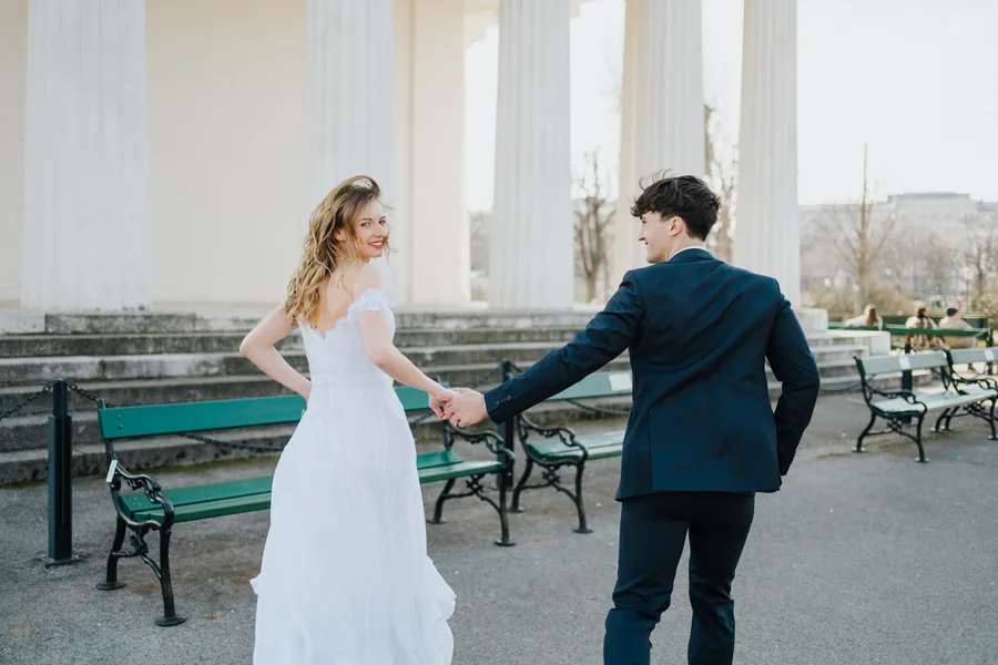 Brautpaar spaziert Hand in Hand
